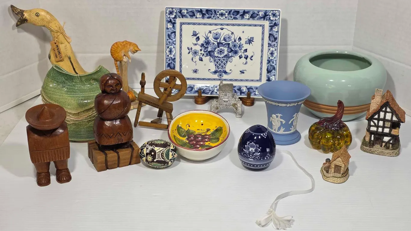 Miscellaneous Decor. LR