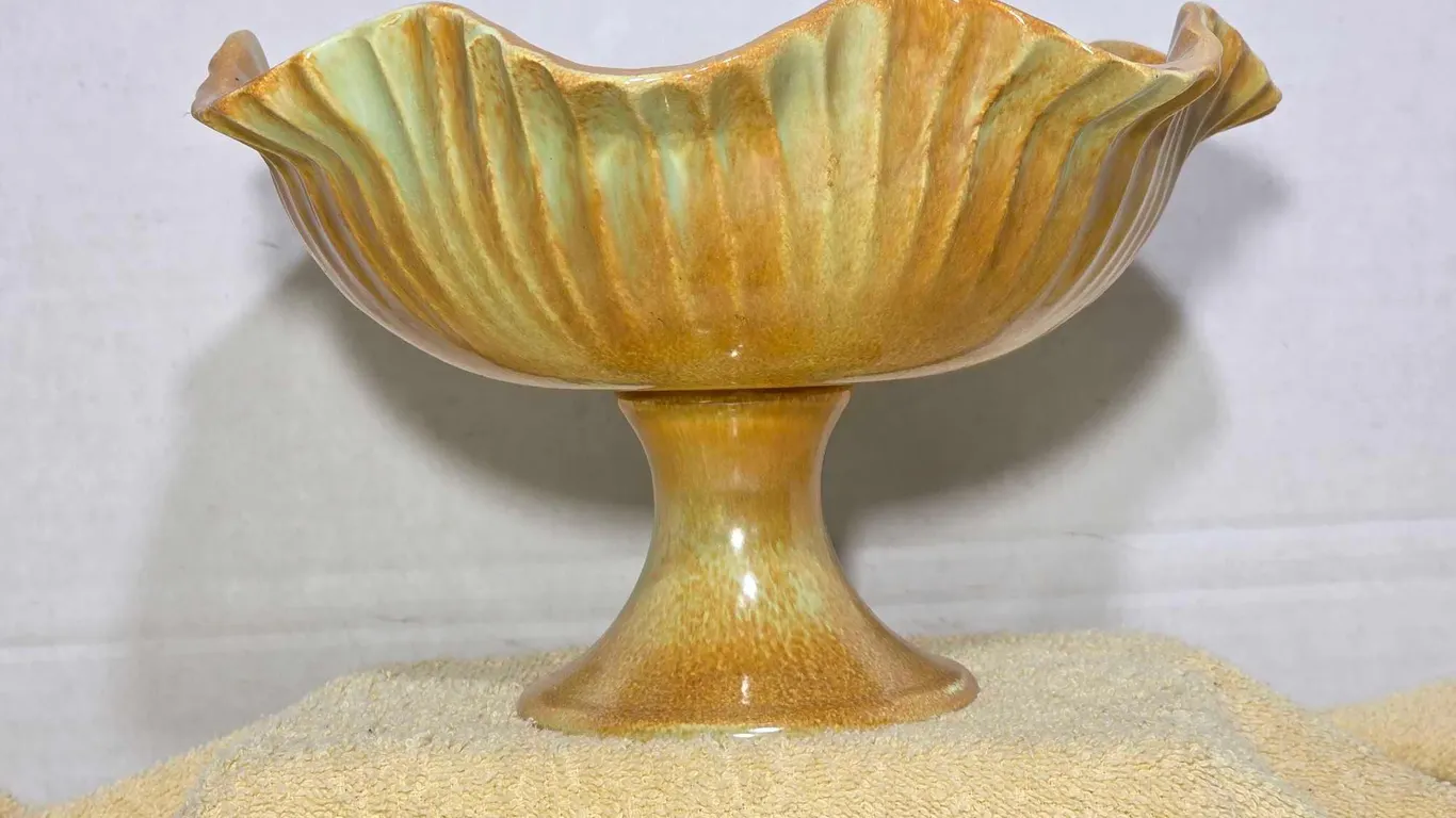 Red Wing #690 Pedestal Bowl. 10 x 6. LR