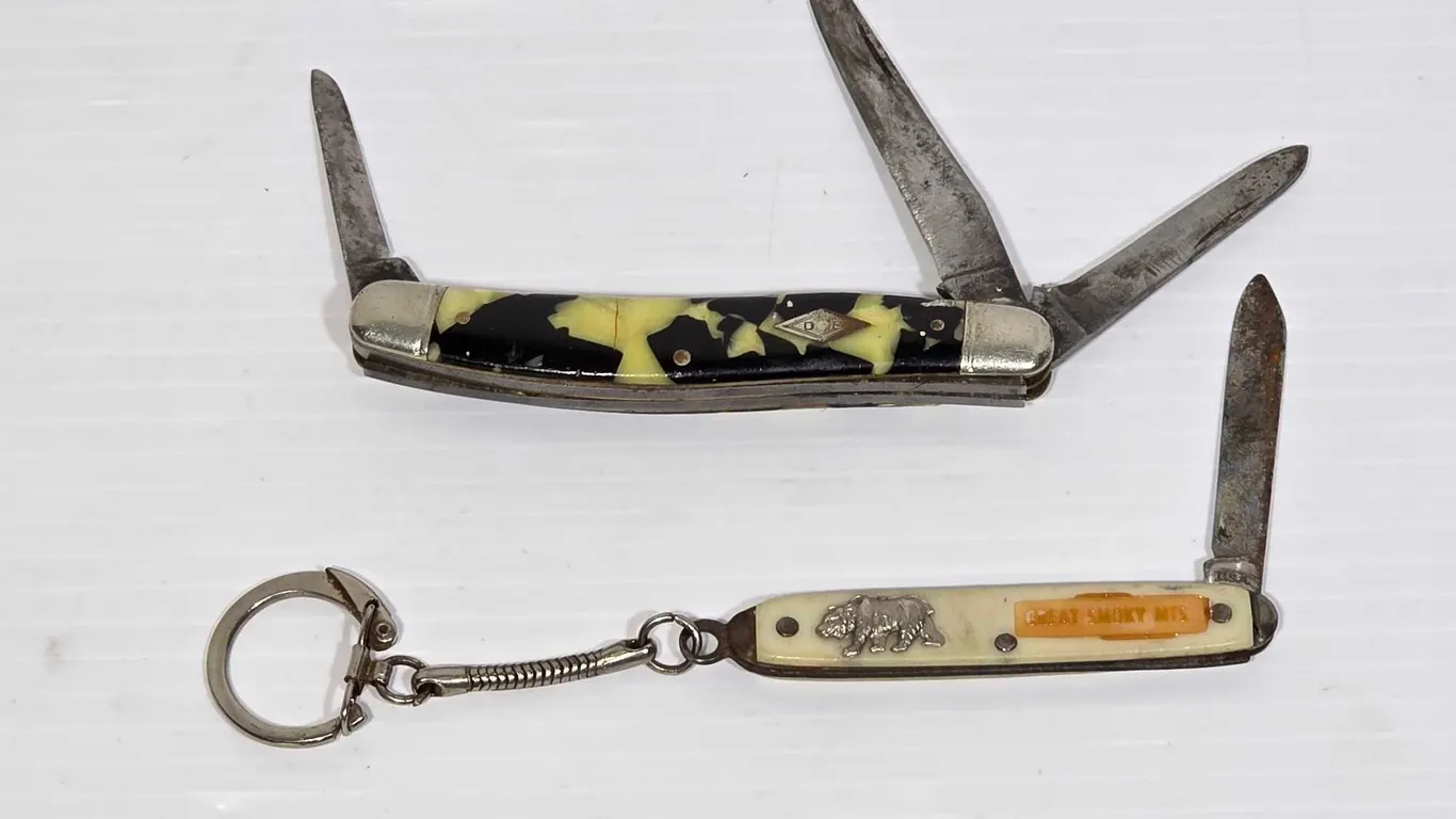 Two Pocket Knives. Vintage Great Smokey Mts Souvenir and Sharp Leigh. LR