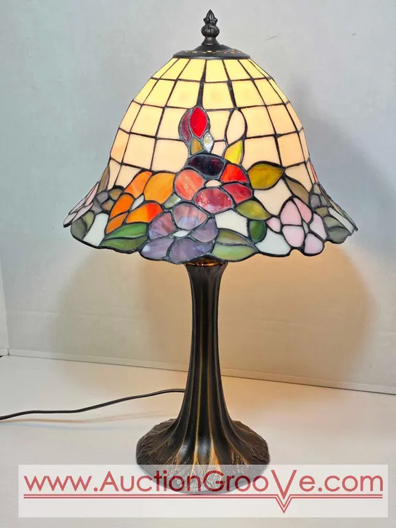 Dale Tiffany Lamp. 12 x 19. LR
