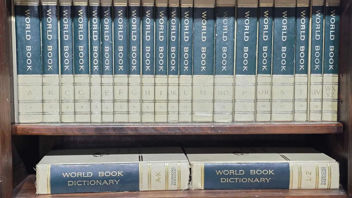 1968 World Book Encyclopedia A-Z and World Book Dictionary A-K and L-Z. LR