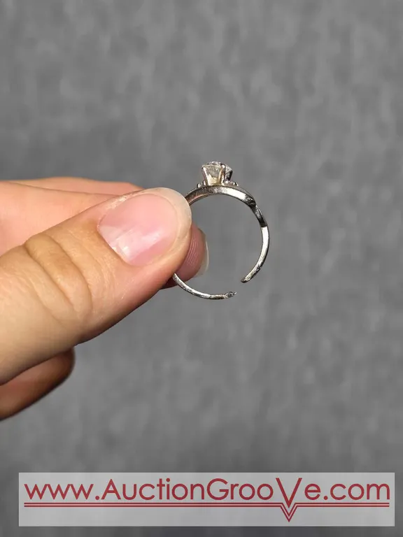 14K damaged Gold ring. 3.1g. Small Side Stones Tested as Diamonds but Center Stone IS NOT and, it's chipped. JB