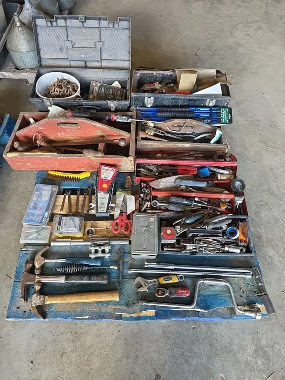 Pallet with large quantity of tools