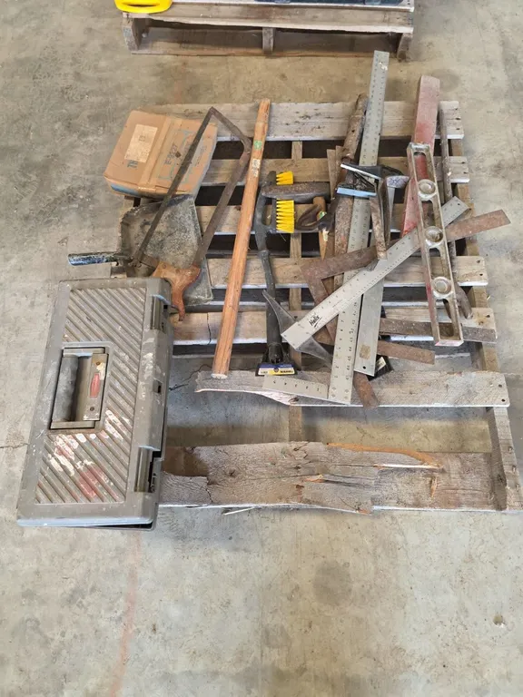 Quantity of wood working tools