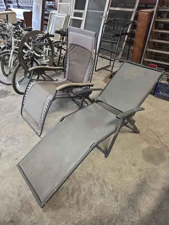 Qty 2 lawn chairs