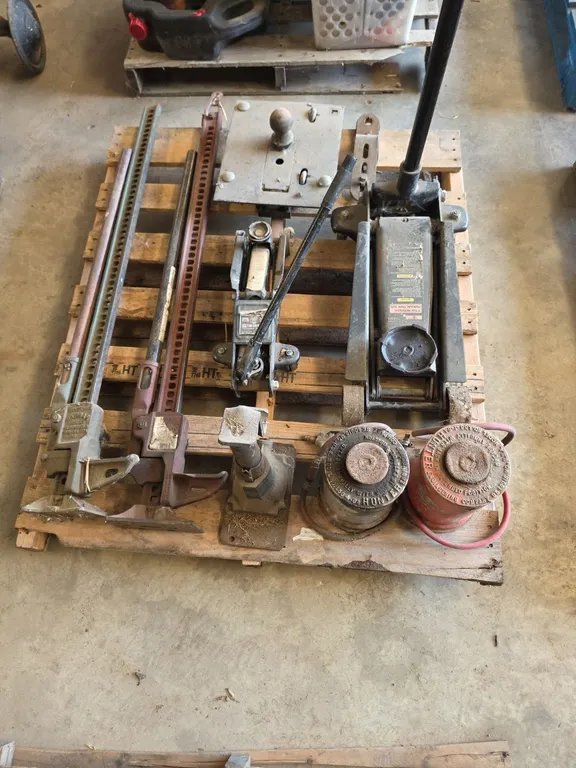 Pallet of assorted jacks and 5th wheel hit