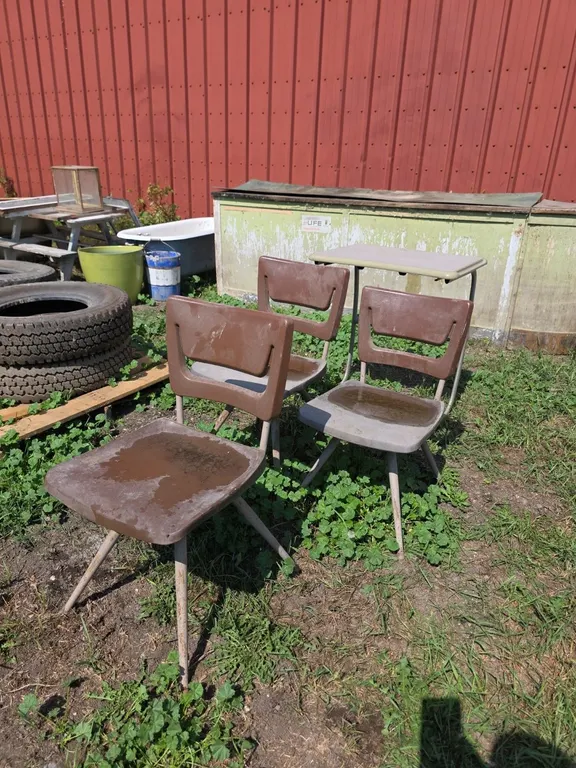 3 Plastic chairs and table