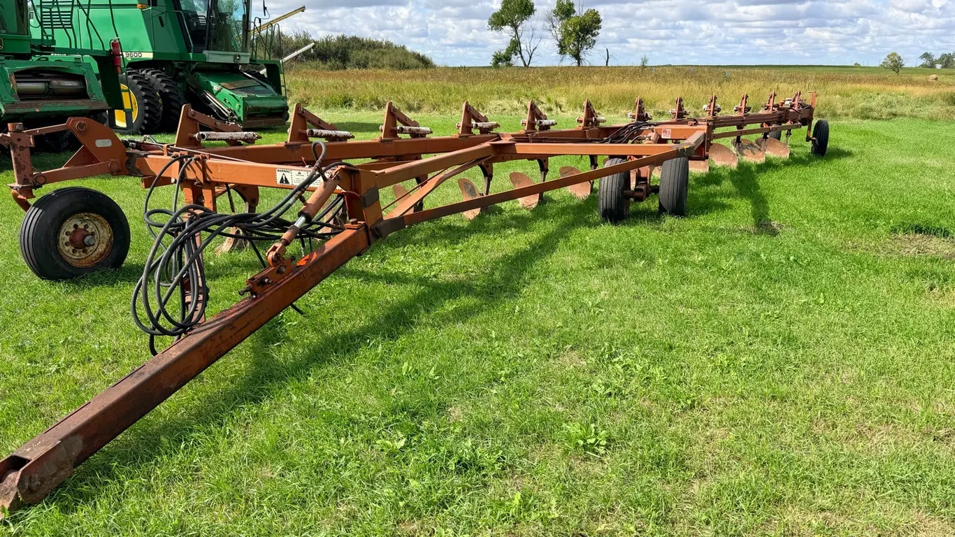 International 800 Automatic 16btm plow