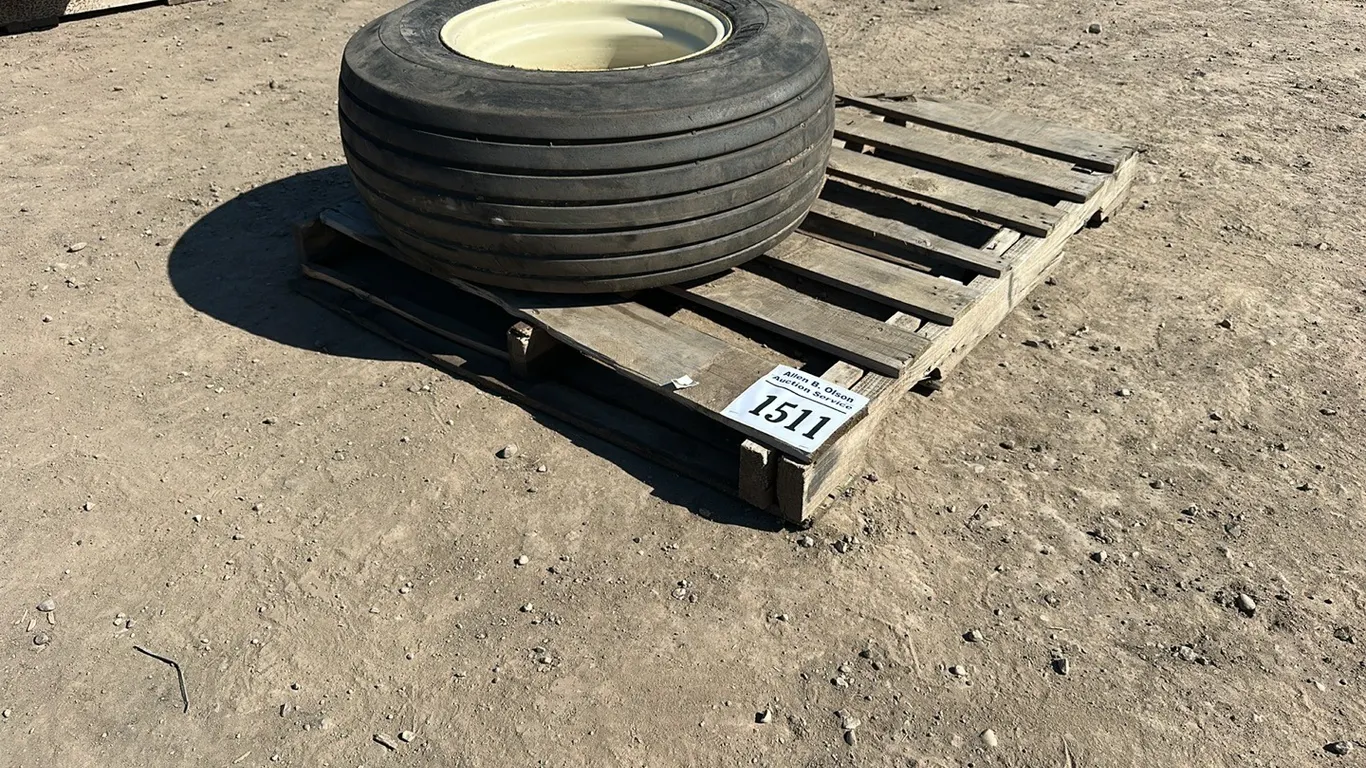 TITAN 12.5L-16 FARM SERVICE ON 8 BOLT RIM