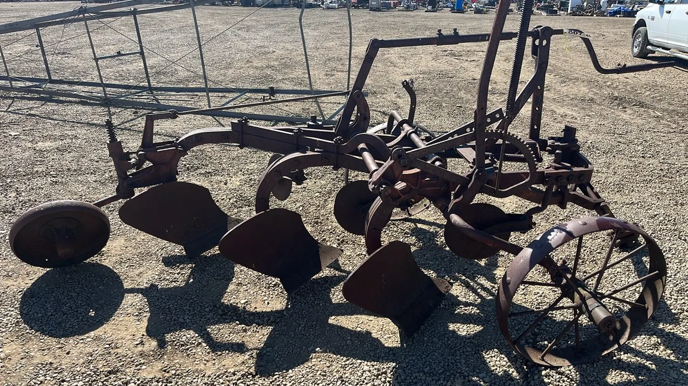 VINTAGE OLIVER METAL 3 BOTTOM PLOW