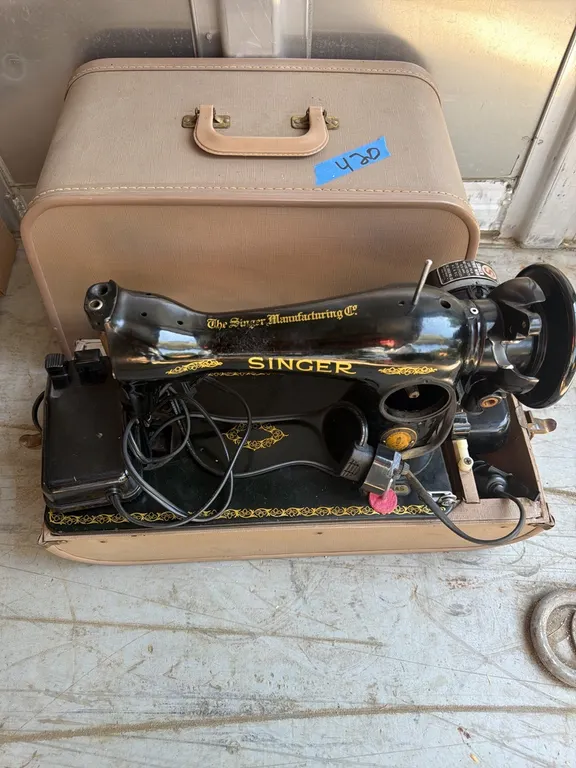 Singer sewing machine, all parts are there