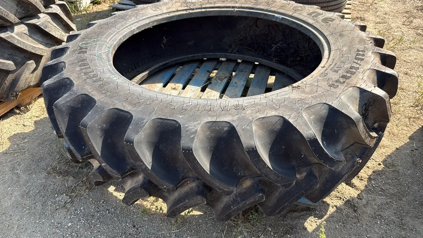 ID 1083 (1) New 380/80R38 Tire