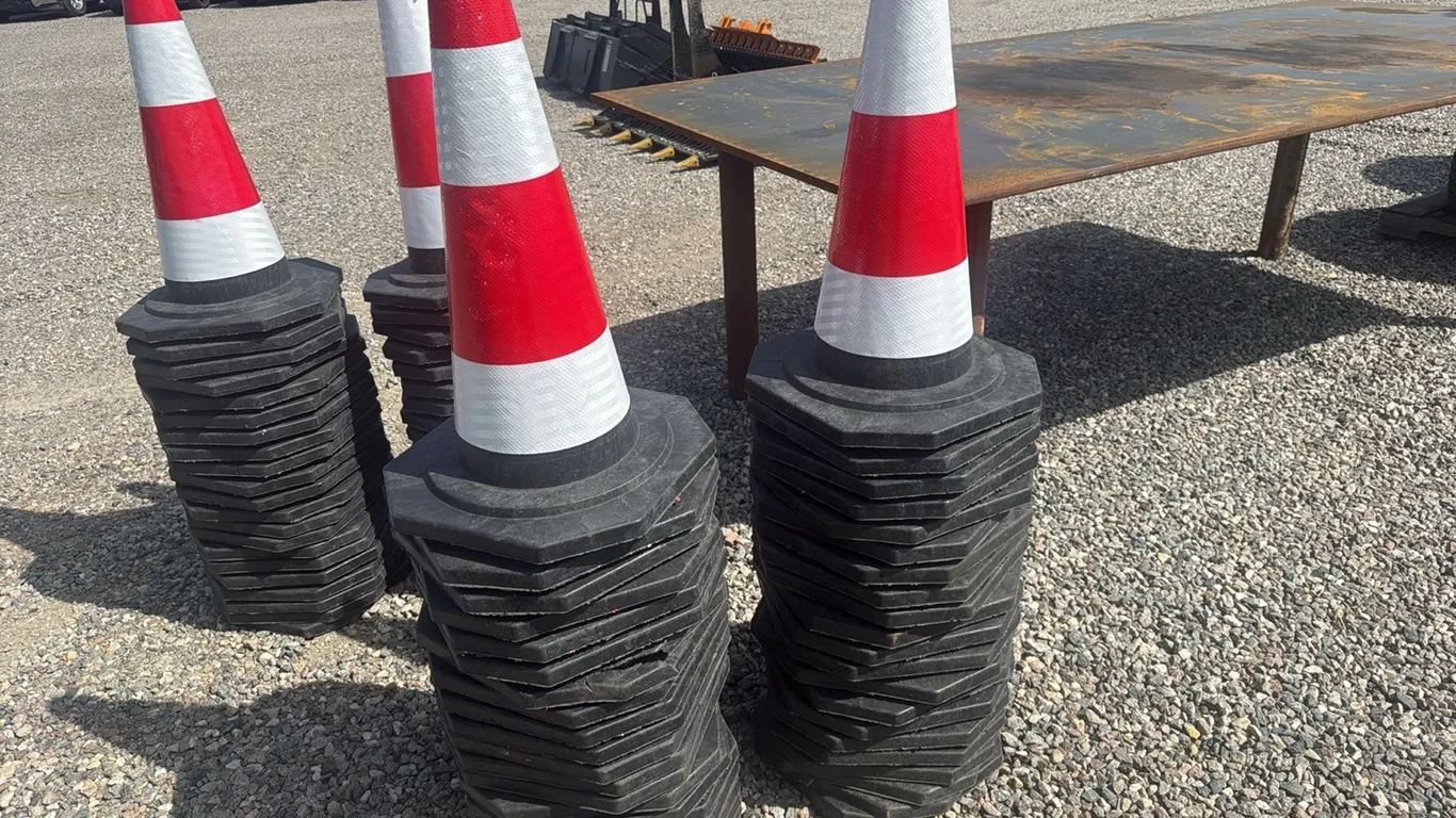 ID 1053 Cones (42) *NonDOT