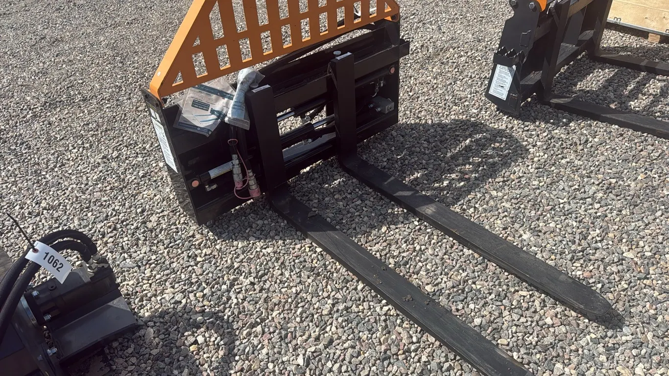 ID 1056 Wolverine Hyd Pallet Forks