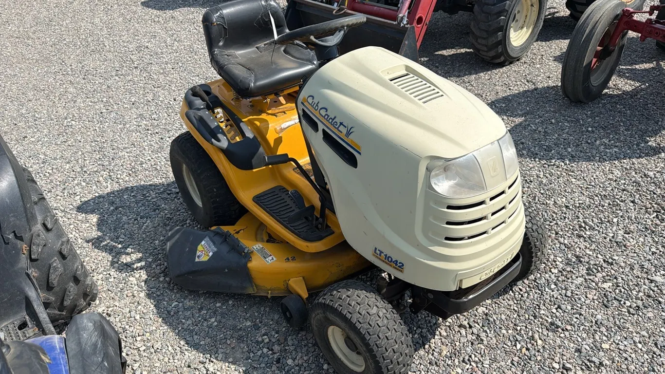 ID 0992 Cub Cadet 42in Mower