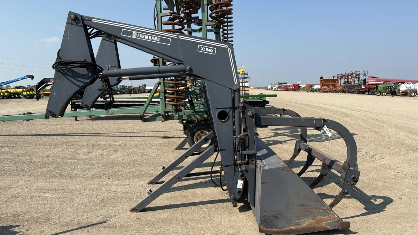 ID 1011 Farmhand XL 1140 Loader/Grapple Bucket
