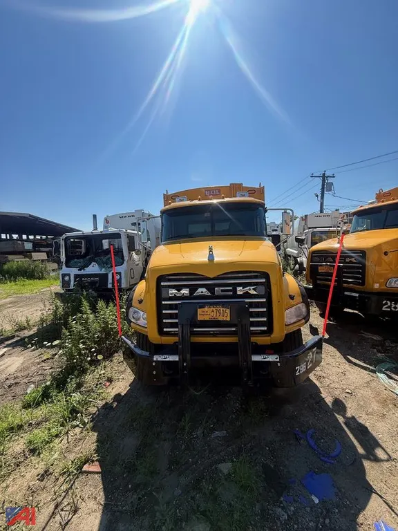2014 Mack Garbage Truck
