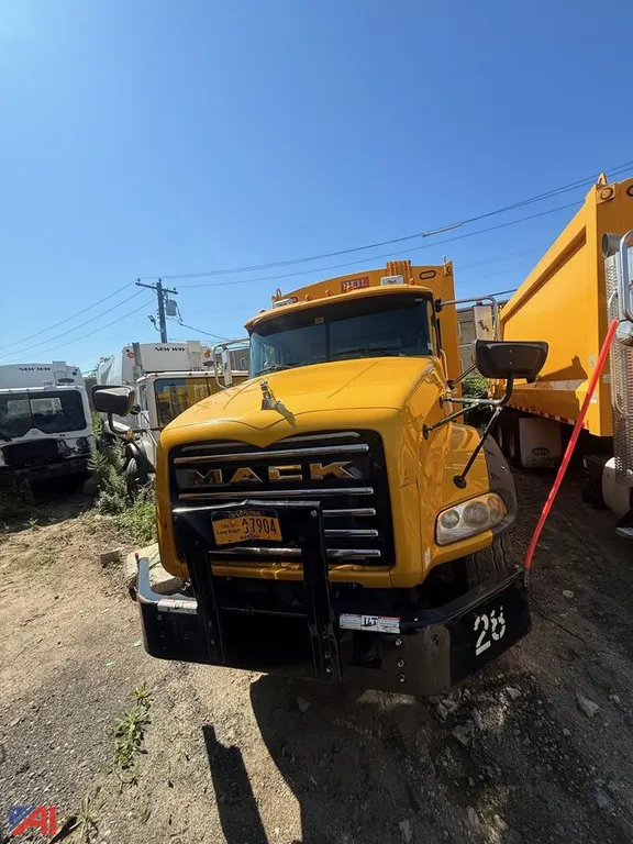 2014 Mack Garbage Truck
