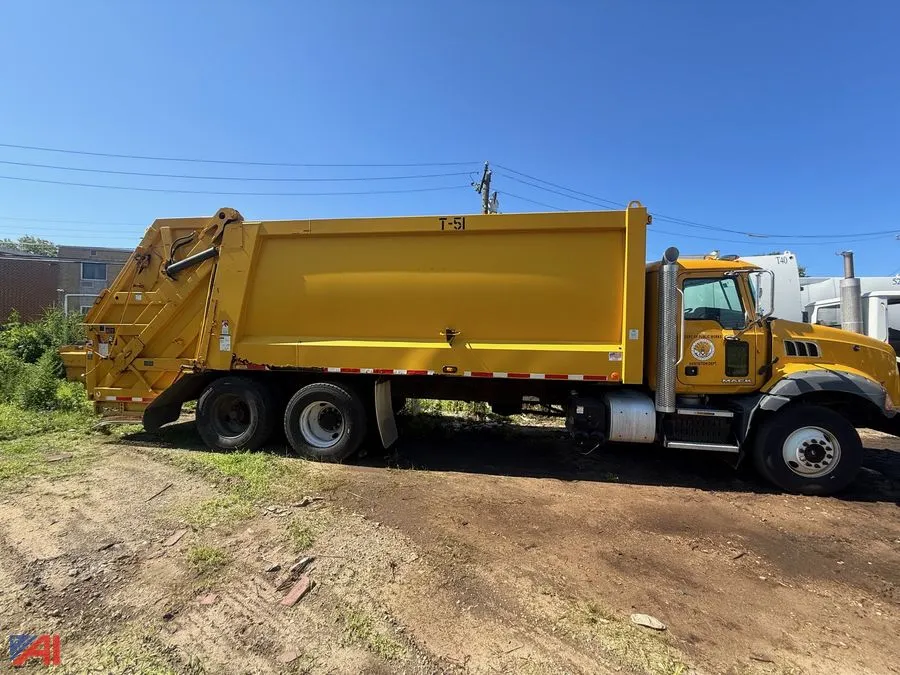 2014 Mack Garbage Truck