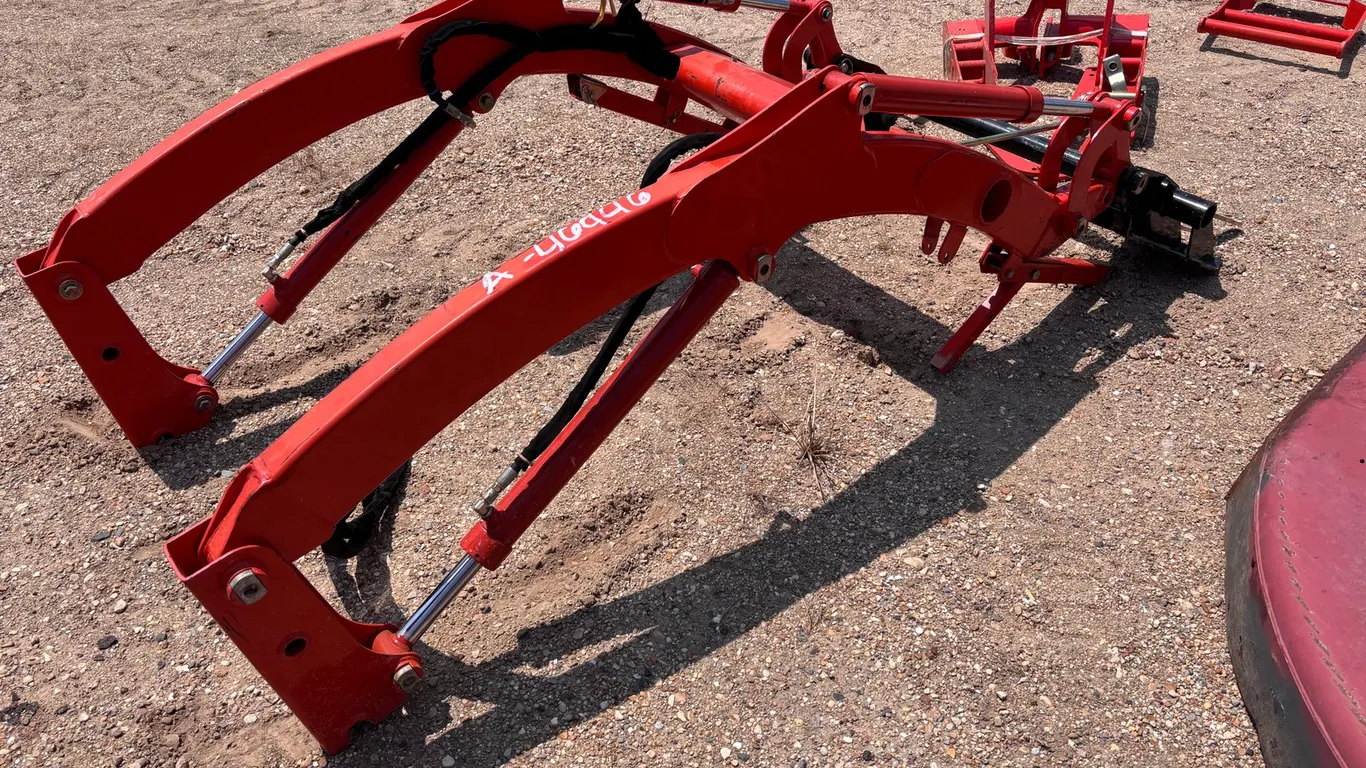 TRACTOR ARM WITH ACCESSORIES