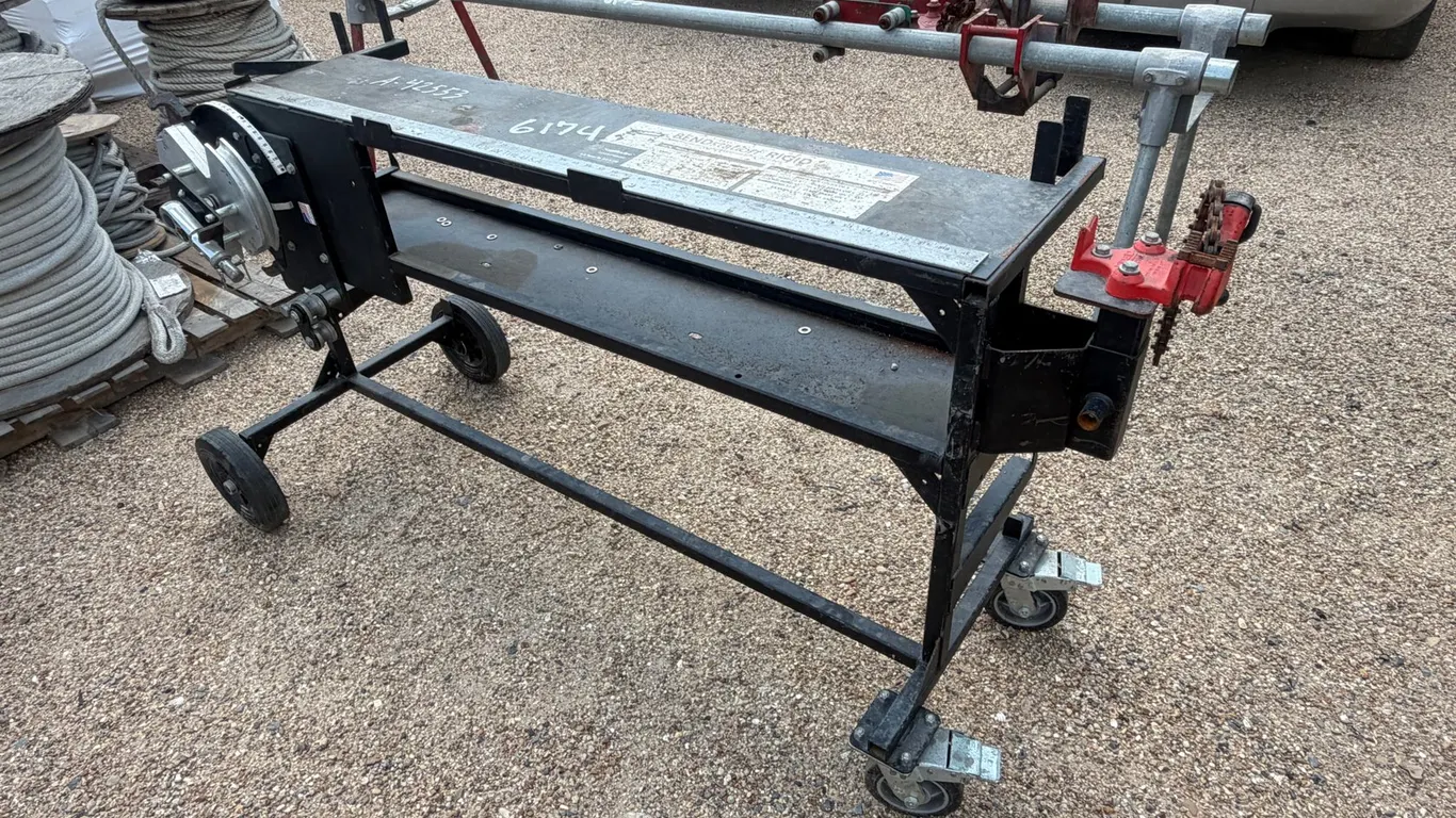 PIPE BENDER TABLE WITH WHEELS AND PIPE CLAMP