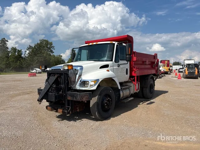 2005 International 7400 4x2 Snow Plow Truck