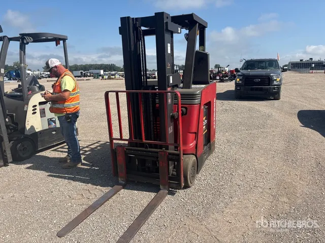 Raymond R30TT 4000 lb Stand Up Reach Truck