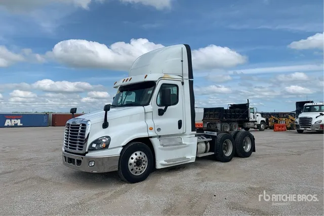 2016 Freightliner Cascadia 125 6x4 T/A Day Cab Truck Tractor