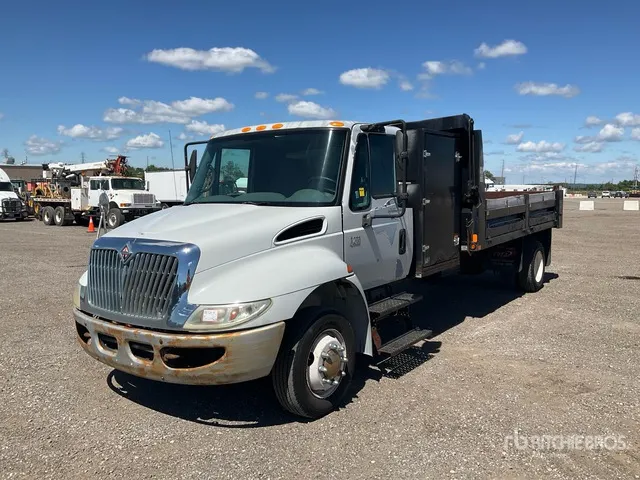 2004 International 4200 SBA 4x2 S/A Dump Truck