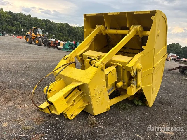 Mack 120 in Clamshell Bucket