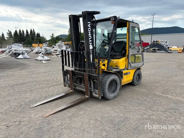 2010 Hyundai 33D-7E 6390 lb Pneumatic Tire Forklift