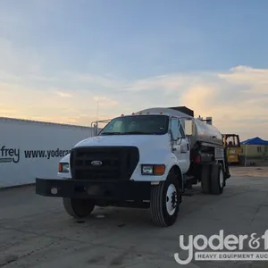 2004 Ford F750 