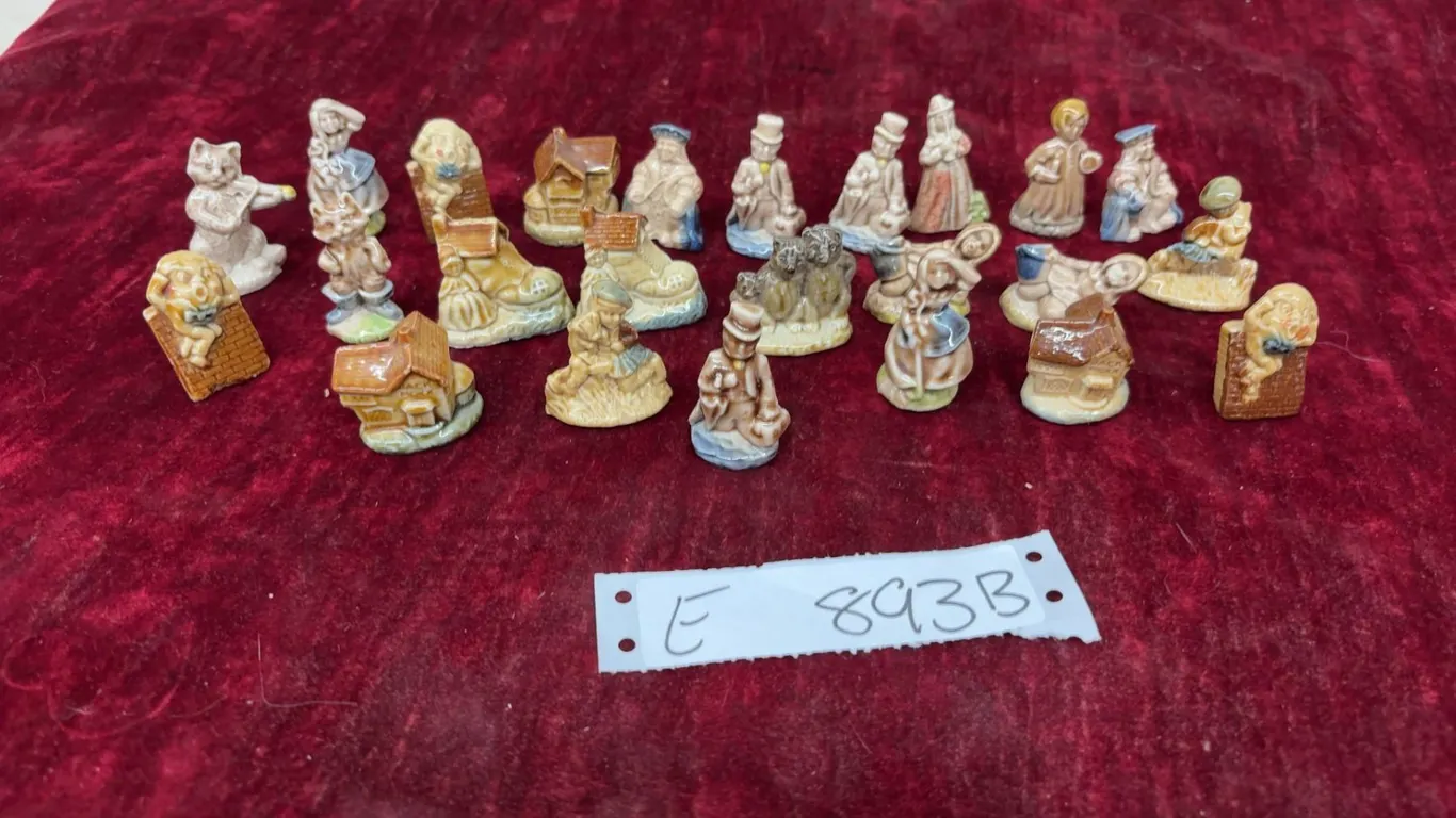 Red Rose Tea Ceramics Nursery Rhymes Figurines