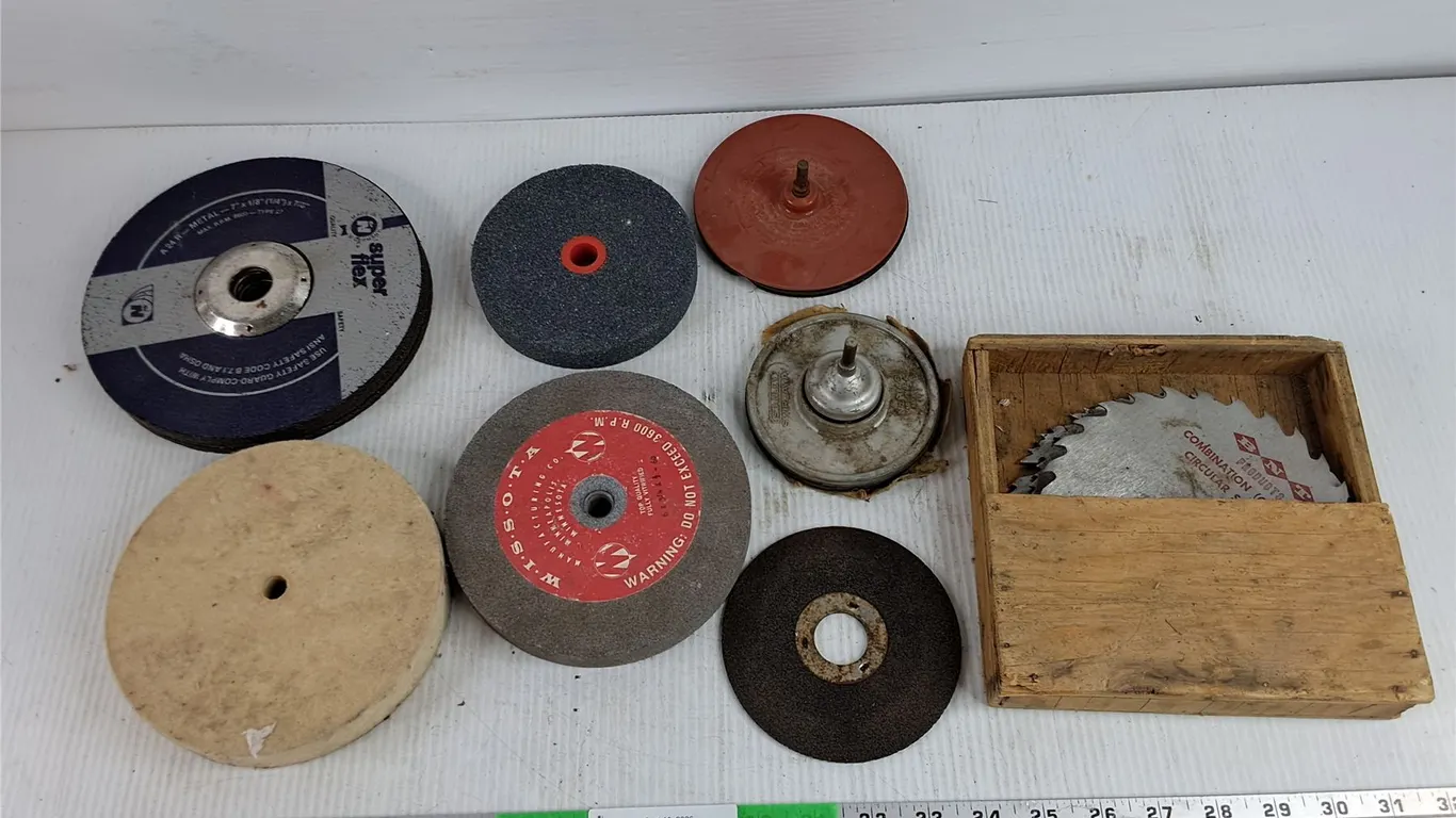 Assorted Grinding Discs & Circular Saw Blades