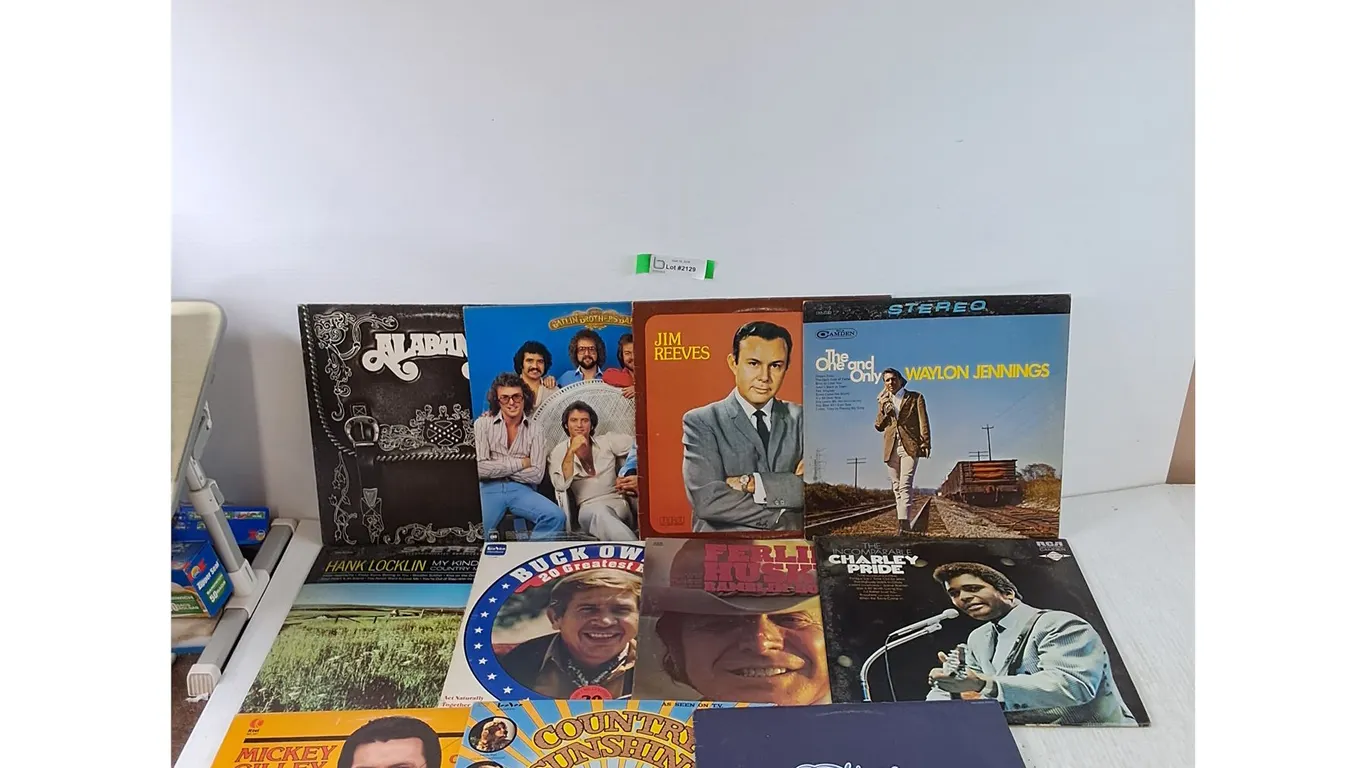(11) Vinyl Records Country, Alabama, Jim Reeves, Charley Pride, Waylon Jennings, Buck Owens