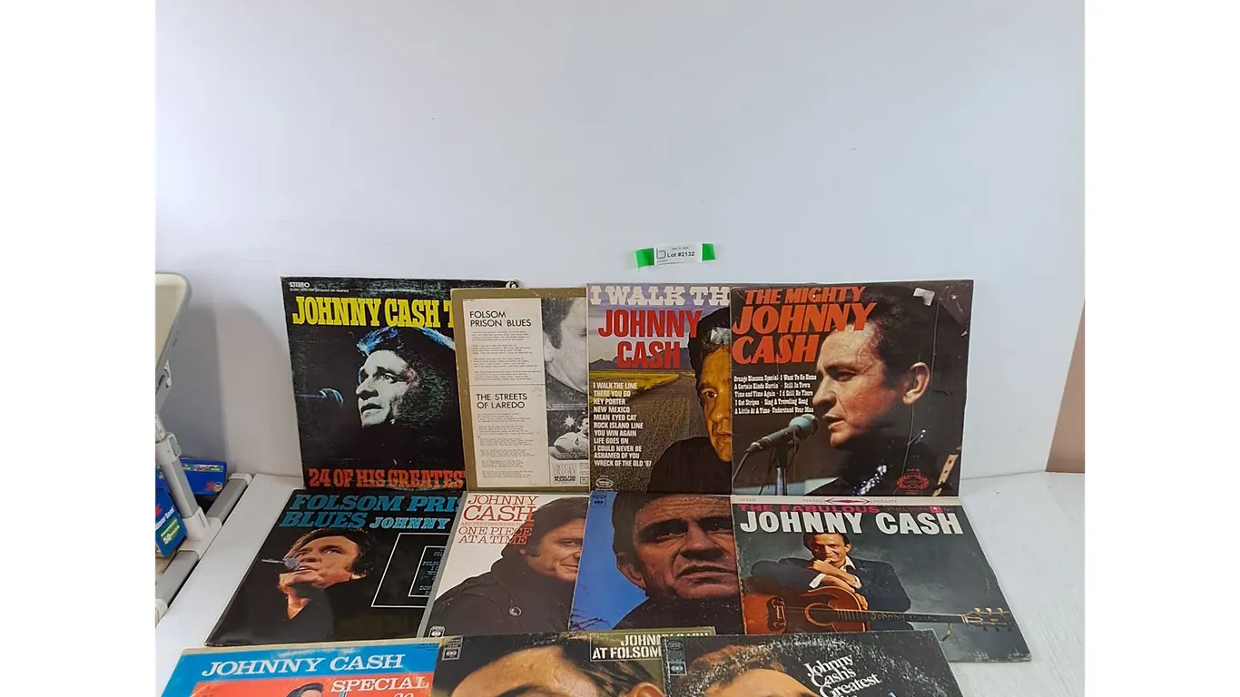 (11) Vinyl Records Country, Johnny Cash One Piece At A Time, Folsom Prisom Blues, Greatest Hits