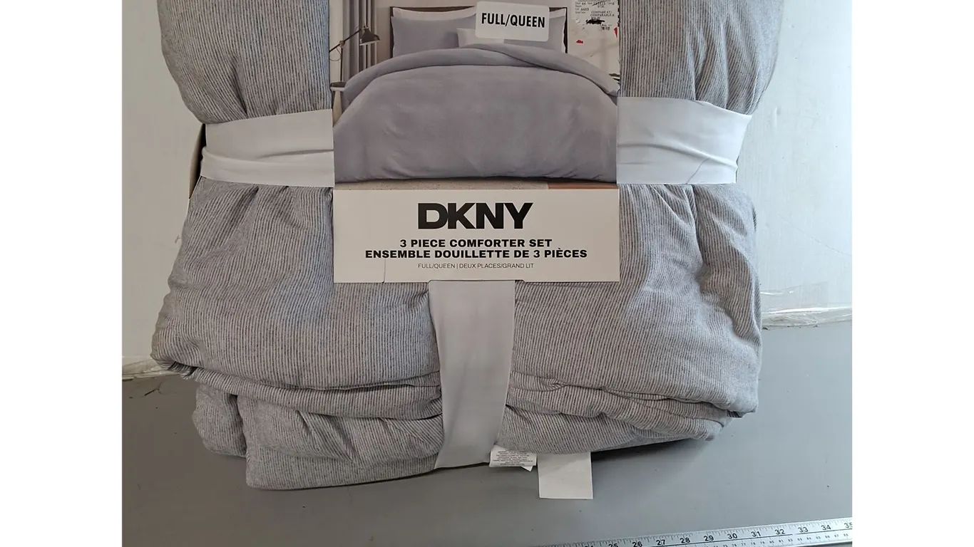 DKNY Full/Queen 3 Piece Comforter Set- Appears New, Can't Ship