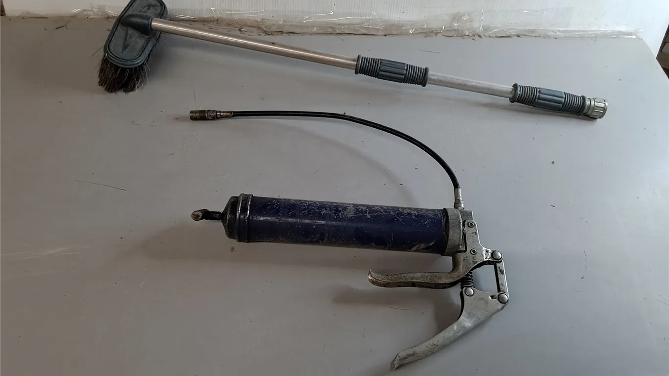 Hose Brush 31" & Grease Gun- Can't Ship