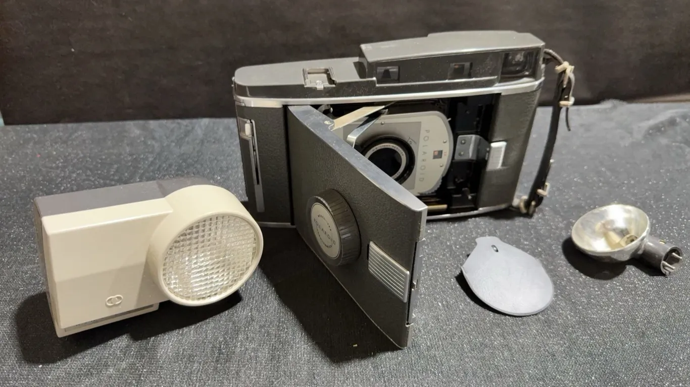 Polaroid Land Camera Model 160 With Wink Light Flasher and Case