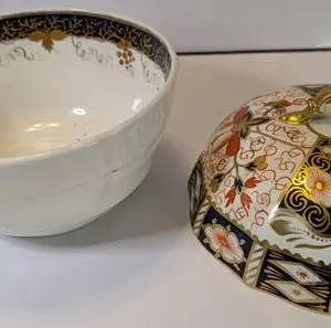 Royal Crown Derby - Bowl and Cover