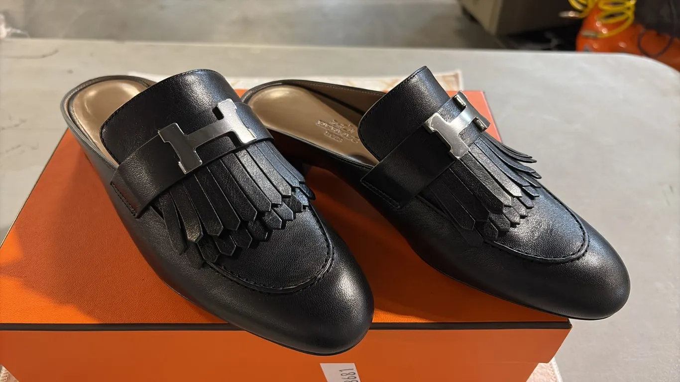 LADIES BLACK LEATHER MULES SIZE 37