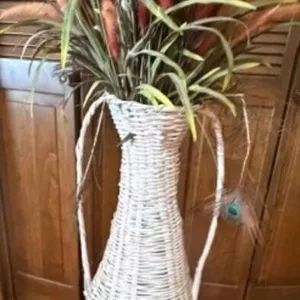 Wicker Vase Décor