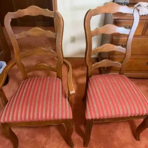 2 Sitting Chairs