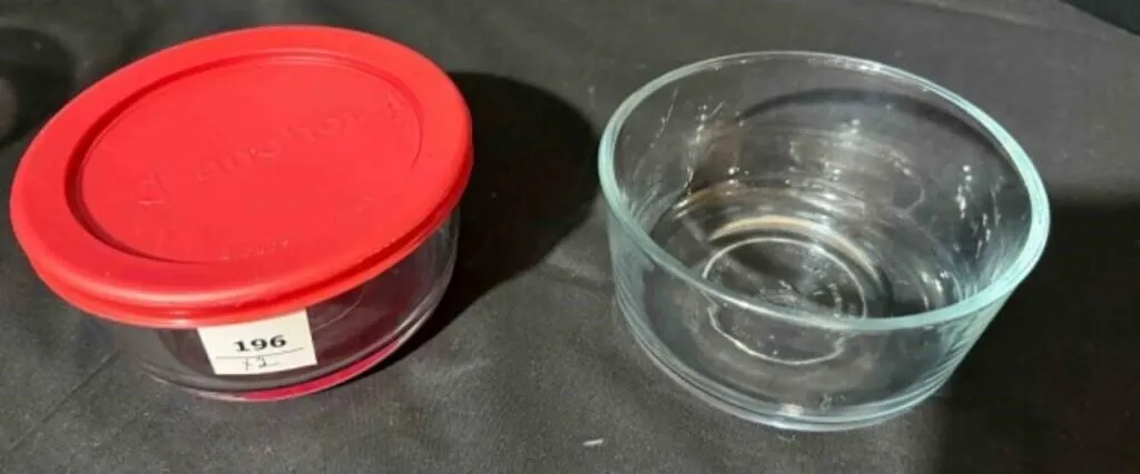 2 Anchor Hocking 2 cup bowls with one lid