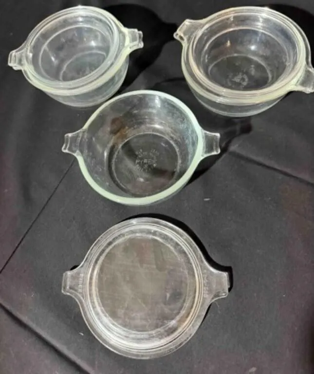 3 Vintage Pyrex glass bowls and lids