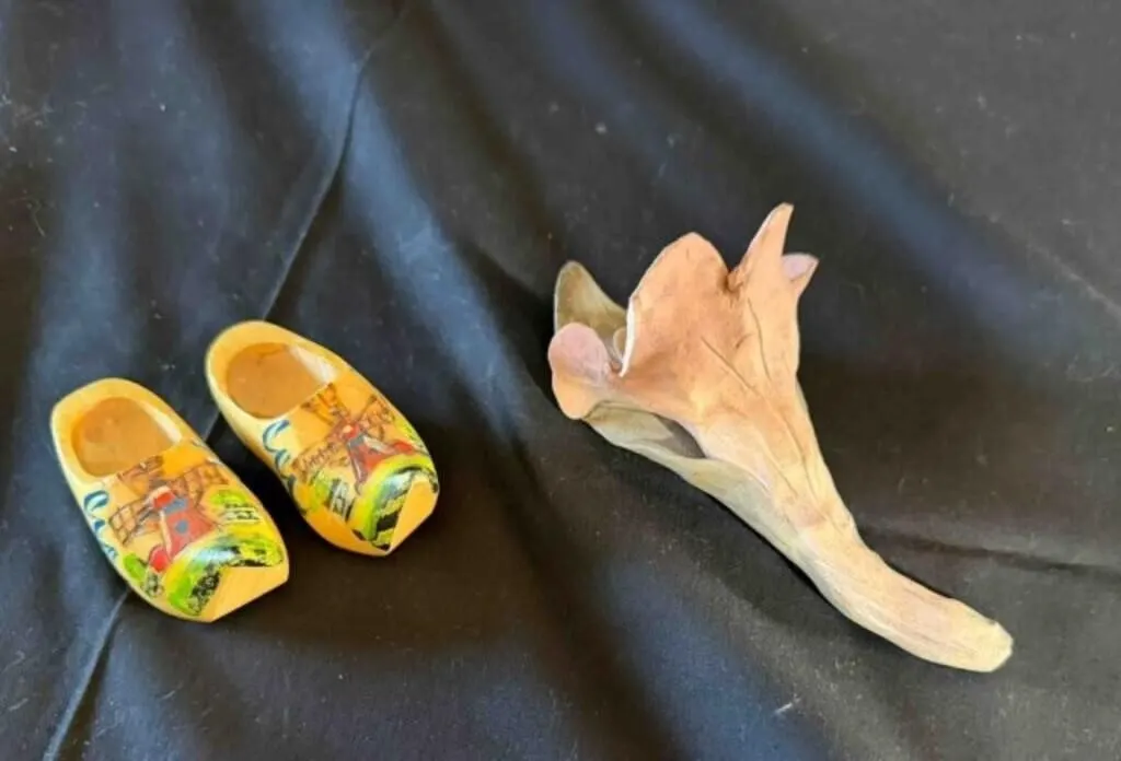 Small Dutch clogs& porcelain flower