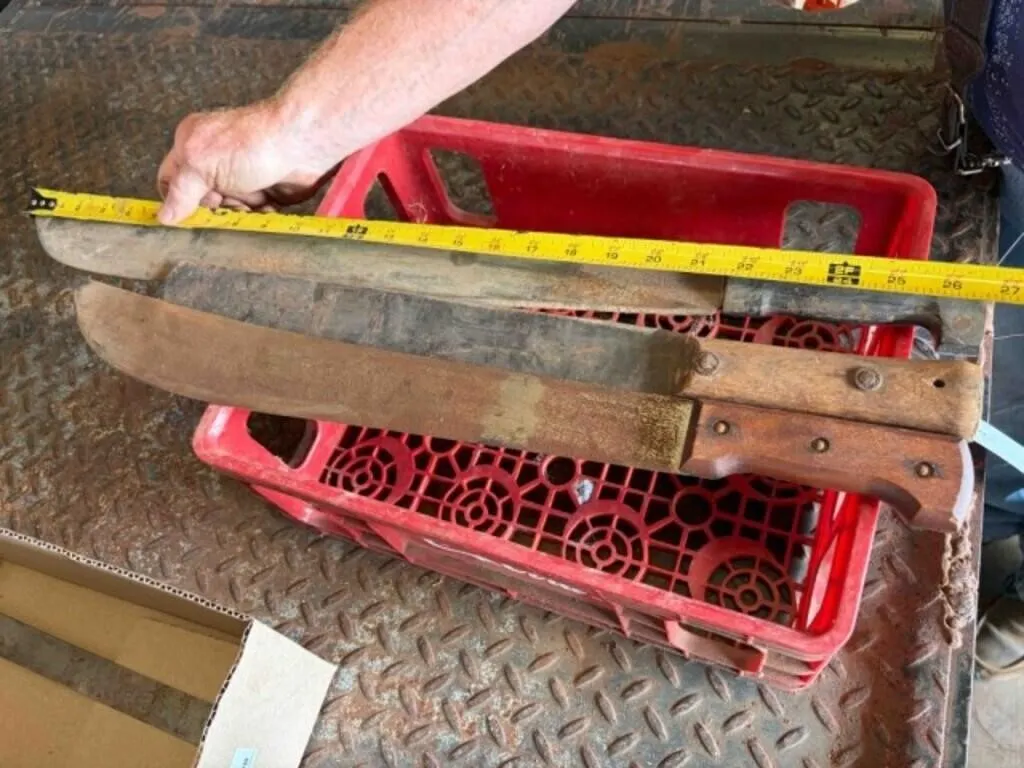3 Machetes