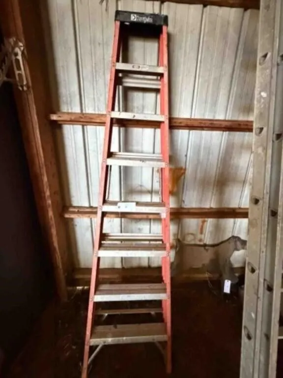 8' Fiberglass step Ladder