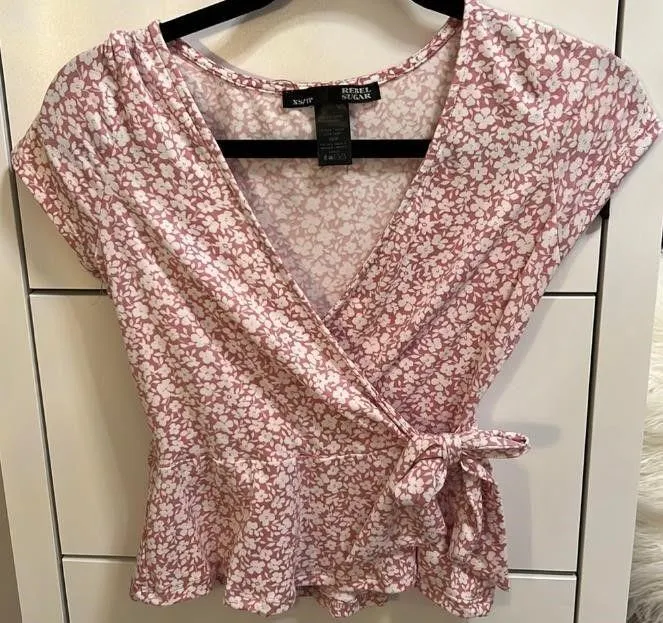 (L) Women's Ditsy Floral Faux Wrap Peplum Blouse