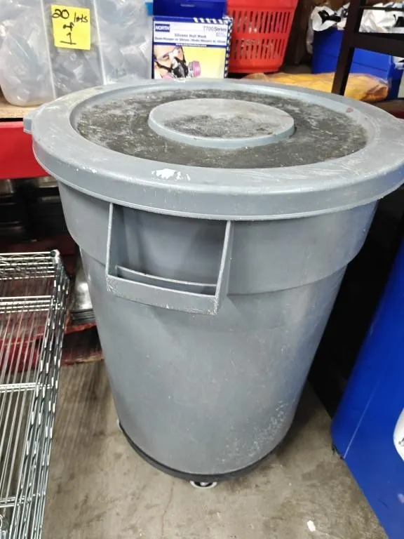 Rubbermaid 32 Gal Commercial Plastic Trash Can